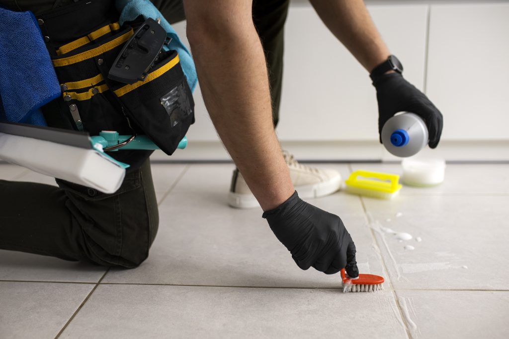 Hombre realizando servicio de limpieza en el hogar